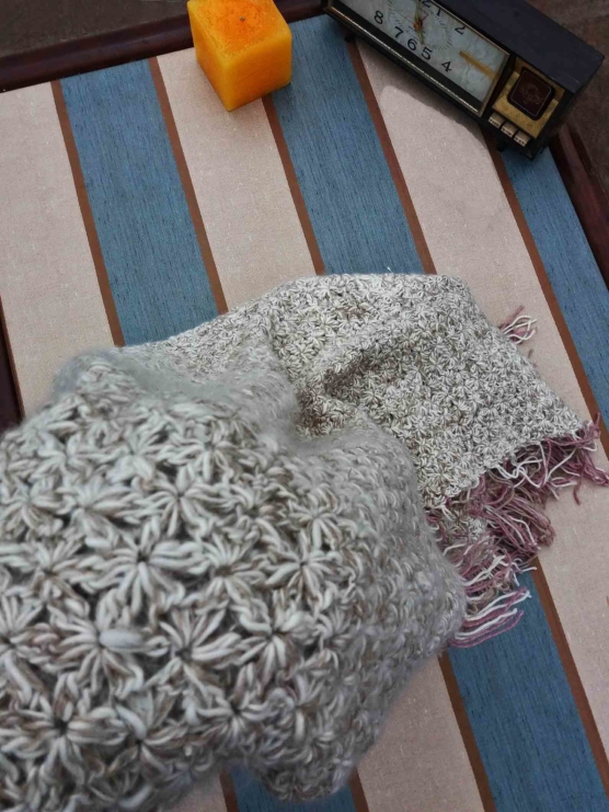 Royal Alpaca Margarita flower knitting throws Natural Off-White, Handknitted by andean artisans